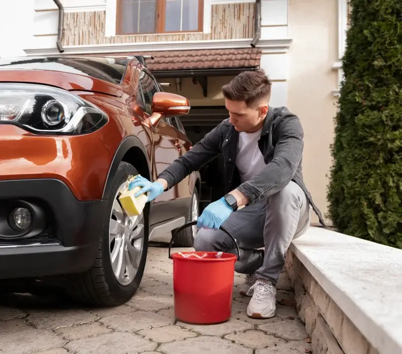 Lavage auto à domicile Castella : professionnel intervenant sur un véhicule